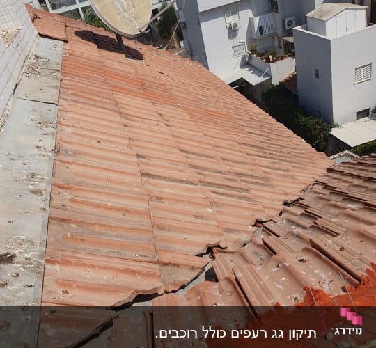 גג רעפים עם צלחת לוויין וחומר איטום כתום